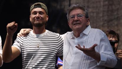 Raphaël Arnault et Jean-Luc Mélenchon, place de la République le 21 juin, lors de la Fête de la musique.