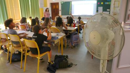Dans les salles de classe, la température dépasse facilement les 30 °C cette semaine.
