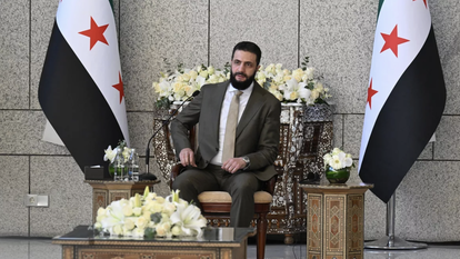 Le président syrien Ahmed al-Sharaa assiste à une réception avec la délégation du Conseil de sécurité des Nations unies au palais présidentiel de Damas, le 4 décembre 2025.