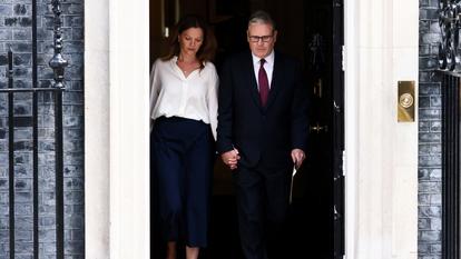Le premier ministre britannique Keir Starmer, avec sa femme Victoria, sort sort du 10 Downing Street pour annoncer sa démission.