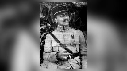 Marc Bloch en uniforme du 72e régiment d’infanterie dans les rangs duquel il combattit pendant la Première Guerre mondiale. Il porte la Croix de guerre reçue en juin 1918.