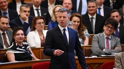 Le premier ministre hongrois, Peter Magyar, lors d’une session extraordinaire, mardi, à l’Assemblée nationale, à Budapest.