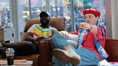 Kevin Akoto et Austin Franklin, les «World Cup Watchers» en chef de Fox One, regardent le match de Coupe du monde opposant le Sénégal à la France à Times Square, le 16 juin 2026, à New York.