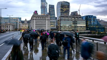Vue du quartier de la City, depuis un pont à Londres.