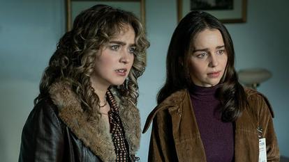 Haley Lu Richardson et Emilia Clarke dans Ponies.