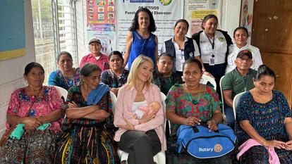 Sidonie Bonnec entourée de «comadronas» au Guatemala dans Si j’étais une sage-femme sur France 5.