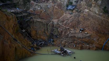 Longtemps présenté comme l’un des piliers de la diversification économique du pays, l’arc minier est une immense cicatrice rouge et boueuse, riche en or mais aussi en diamant, coltan et autres minerais stratégiques.