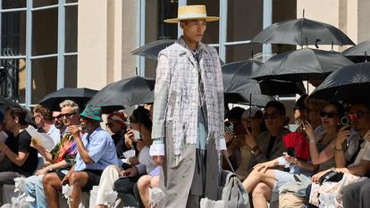 Sous la chaleur accablante de Milan, le défilé Thom Browne dans la cour du Palazzo Serbelloni.