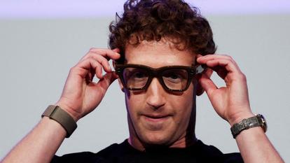 Le PDG de Meta, Mark Zuckerberg, porte des lunettes Meta Ray-Ban à Menlo Park, le 17 septembre 2025.