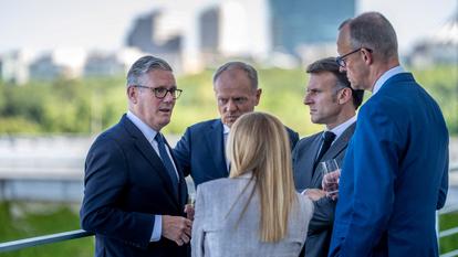Keir Starmer, Donald Tusk, Emmanuel Macron, Friedrich Merz et Giorgia Meloni sur la terrasse de la chancellerie, à Berlin, le 24 juin 2026.
