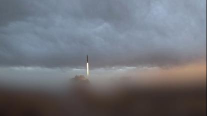 Un lancement de missile iranien, capturé dans une vidéo diffusée par les Gardiens de la Révolution le 12 mars 2026.
