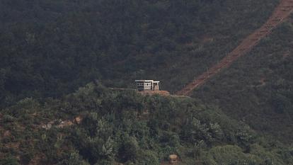Des soldats nord-coréens montent la garde à leur poste d’observation sur cette photo prise depuis l’observatoire de la zone démilitarisée (ZDM), à Gimpo, le 5 octobre 2021.