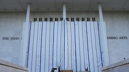 Une bâche recouvre la façade du Kennedy Center, après qu’un juge fédéral a ordonné le retrait du nom Donald Trump de l’institution.