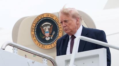 Le président américain Donald Trump débarque d’Air Force One, à la base conjointe Andrews, le 23 juin 2026.
