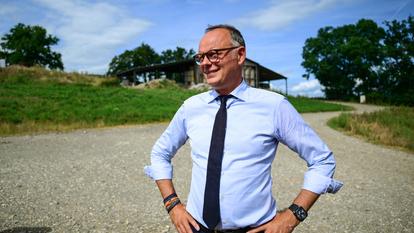 Édouard Philippe visite une ferme à Saint-Paul-de-Varax (Ain), le 3 juin 2026.