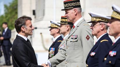 Emmanuel Macron salue les chefs d’État-major de l’armée française lors des commémorations du 8 mai 1945, à Paris, le 8 mai 2026.