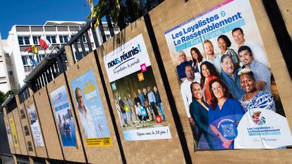 Des panneaux d’affichage des listes candidates aux élections provinciales, devant l’hôtel de ville de Nouméa, le 21 juin.