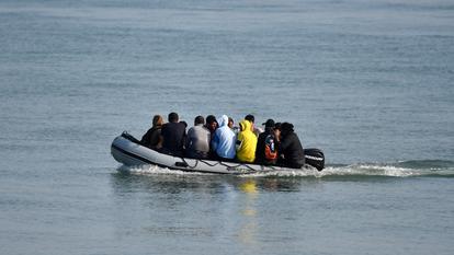 Des migrants traversent la Manche vers le Royaume-Uni.