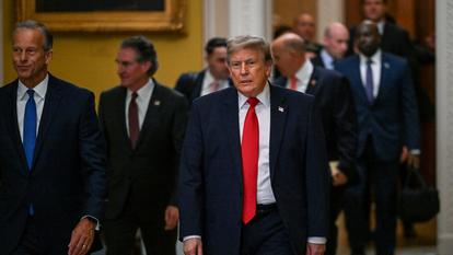 Le président américain Donald Trump marche avec le leader de la majorité au Sénat John Thune au Capitole américain, à Washington, le 24 juin 2026.