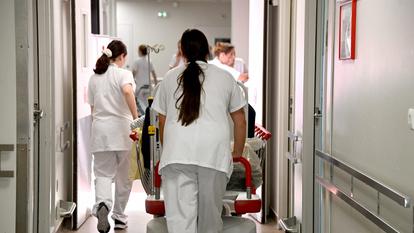 Les hôpitaux et leurs personnels de santé s’organisent face à l’augmentation des appels au Samu et des entrées aux urgences.