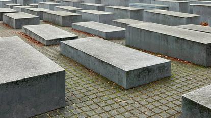 En février 2025, un réfugié syrien a mené une attaque au couteau au mémorial des Juifs assassinés d’Europe, près de la porte de Brandebourg, à Berlin.