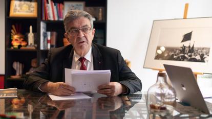 Interview de Jean-Luc Mélenchon dans son bureau du siège de LFI.
