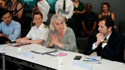 Hier, la ministre de la Santé, Stéphanie Rist (au centre), s’est exprimée aux côtés de la préfète de l’Essonne, Fabienne Balussou (à gauche), et du secrétaire d’État chargé de l’Environnement, Mathieu Lefèvre (à droite).