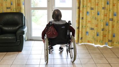 Avec le grand âge, la sensation de soif s’émousse, celle de chaleur aussi. Certains résidents gardent une veste sur les épaules quand le thermomètre impose pourtant la prudence.