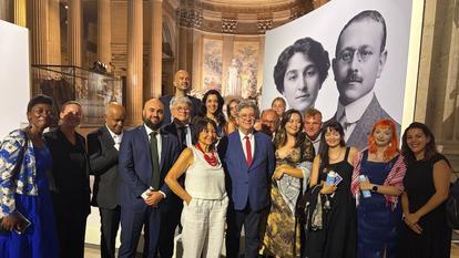 Suzanne Bloch, petite-fille de Marc Bloch, pose aux côtés de Jean-Luc Mélenchon et de plusieurs élus LFI.