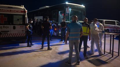 Des migrants algériens attendent d’être contrôlés par la police espagnole, à Malaga, en septembre 2020.