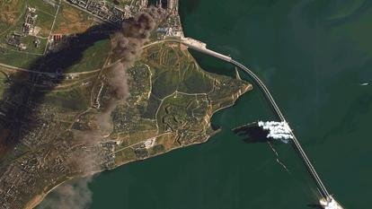 Une image satellite montre des réservoirs de pétrole en feu et de la fumée s’élevant depuis le pont de Crimée.