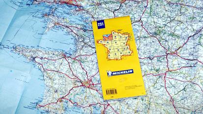 Une carte routière Michelin, dévoilant la partie ouest de la France. Plan détaillé sur la Bretagne.