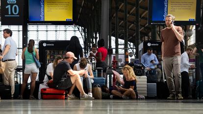 Des voyageurs attendent leur train à la gare du Nord, à Paris, le 22 juin 2026. Ce jour-là, un train sur dix est supprimé en Île-de-France afin de préserver les infrastructures ferroviaires.