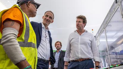Raphaël Glucksmann, accompagné de Boris Vallaud et de Yannick Jadot, en déplacement à Bordeaux, le 26 juin 2026.