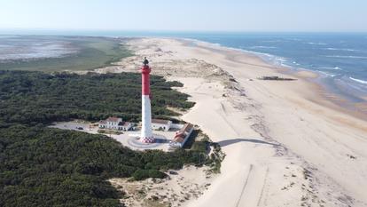 Le grand phare de La Coubre, construit en béton armé, sera déconstruit avant d’être immergé par les eaux.
