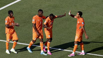 Nicolas Pepe de la Côte d’Ivoire célèbre son deuxième but avec ses coéquipiers
