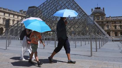 À Paris, de nombreux touristes internationaux souffrent du manque de climatisation dans les hôtels et les logements privés.