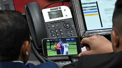 «Comment assister aux interminables séances de nuit de l’Assemblée nationale sans perdre une miette des matchs de la Coupe du monde de football, tardivement diffusés pour la plupart ?»