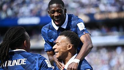 Kylian Mbappé célèbre son premier but du Mondial avec Ousmane Dembélé et Jules Koundé, à New York, le 16 juin 2026.