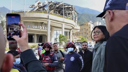 La présidente par intérim du Venezuela, Delcy Rodriguez (2e en partant de la droite) et le président de l’Assemblée nationale, Jorge Rodriguez (à droite), visitent la zone durement touchée par le séisme à La Guaira, à quelque 35 km au nord de Caracas, le 25 juin 2026.