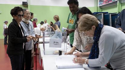 Des Calédoniens votent à l’Anse-Vata, à Nouméa, pour les élections provinciales, le 28 juin 2026.