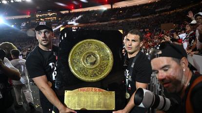 Pierre-Louis Barassi et Antoine Dupont avec le Bouclier de Brennus.