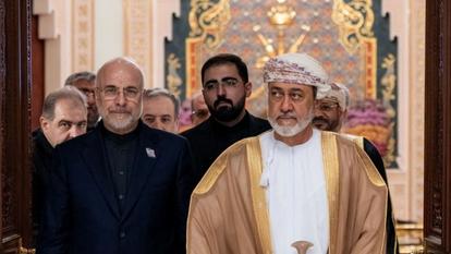 Le sultan d’Oman, Haïtham Ben Tariq (à droite) rencontre la délégation iranienne dirigée par le président du parlement Mohammad Baqer Qalibaf et le ministre des Affaires étrangères Abbas Araqchi à Mascate, Oman, le 23 juin 2026.