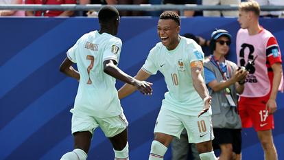 Ousmane Dembélé célèbre avec Kylian Mbappé son triplé face à la Norvège vendredi 26 juin (4-1).