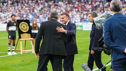 Emmanuel Macron saluant le président du Stade Toulousain, Didier Lacroix, avant la finale du Top 14, samedi soir au Stade de France.