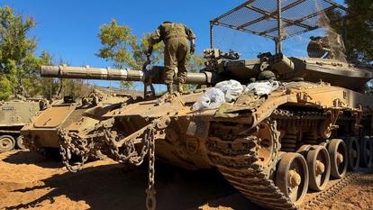 Un soldat israélien travaille sur un char du côté israélien de la frontière israélo-libanaise, après qu’Israël et le Liban ont signé un accord-cadre à la suite de discussions avec les États-Unis, dans le nord d’Israël, le 28 juin 2026.