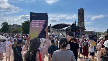 Des manifestants, place de Fontenoy, contre la légalisation de l’euthanasie.