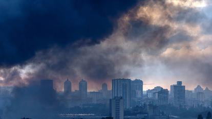 La fumée s’élève au-dessus de Kiev, en Ukraine, le 15 juin 2026.