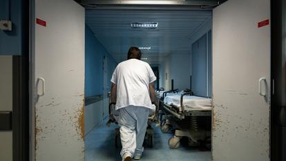 Un soignant pousse un brancard aux urgences du CHU Pellegrin, à Bordeaux, le 23 juin 2026, en pleine canicule.