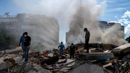 Les secouristes et les bénévoles recherchent des survivants à La Guaira, dans l’État de La Guaira, au Venezuela, le 28 juin 2026, à la suite de séismes.
